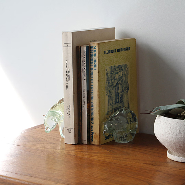 ホッキョクグマの体毛が透明なストロー状である構造に着想を得て生まれたクリアガラスのオブジェ。