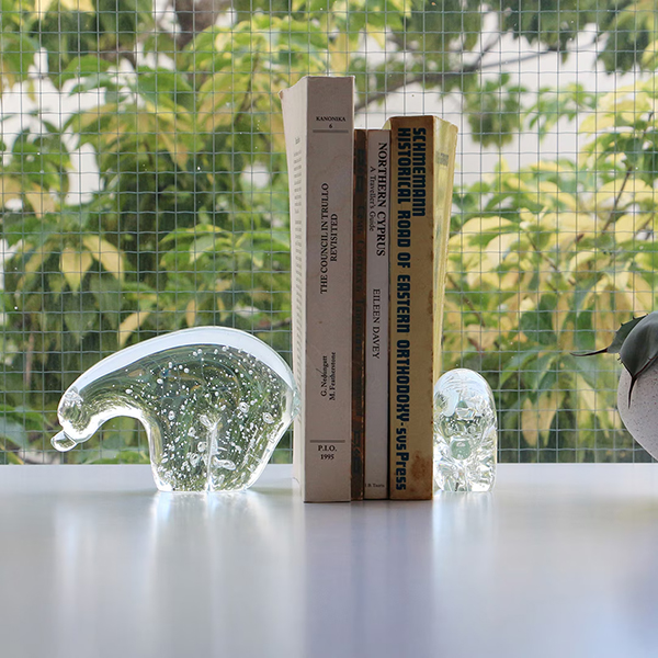 ホッキョクグマの体毛が透明なストロー状である構造に着想を得て生まれたクリアガラスのオブジェ。