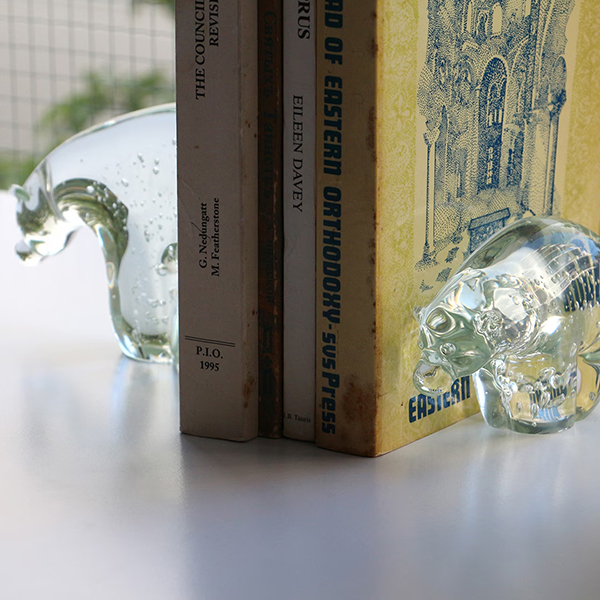 ホッキョクグマの体毛が透明なストロー状である構造に着想を得て生まれたクリアガラスのオブジェ。