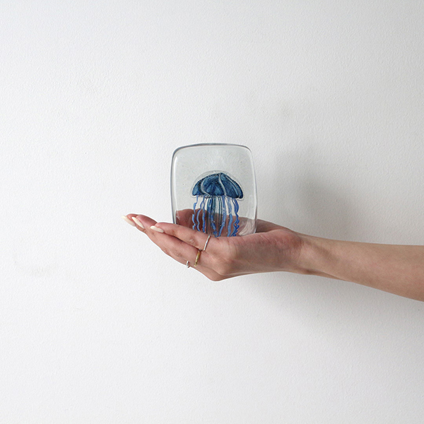 四角い水の中に１匹のクラゲが浮遊しているかのようなガラス製オブジェ