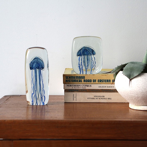 四角い水の中に１匹のクラゲが浮遊しているかのようなガラス製オブジェ