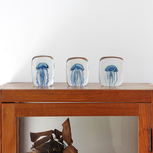 四角い水の中に１匹のクラゲが浮遊しているかのようなガラス製オブジェ