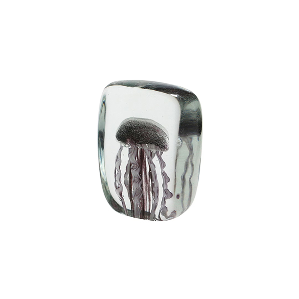 四角い水の中に１匹のクラゲが浮遊しているかのようなガラス製オブジェ