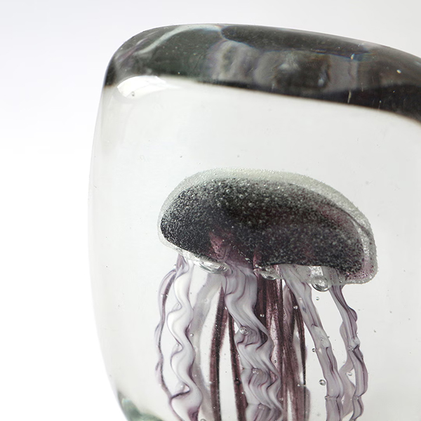 四角い水の中に１匹のクラゲが浮遊しているかのようなガラス製オブジェ