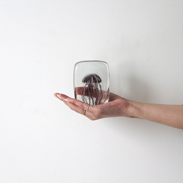 四角い水の中に１匹のクラゲが浮遊しているかのようなガラス製オブジェ