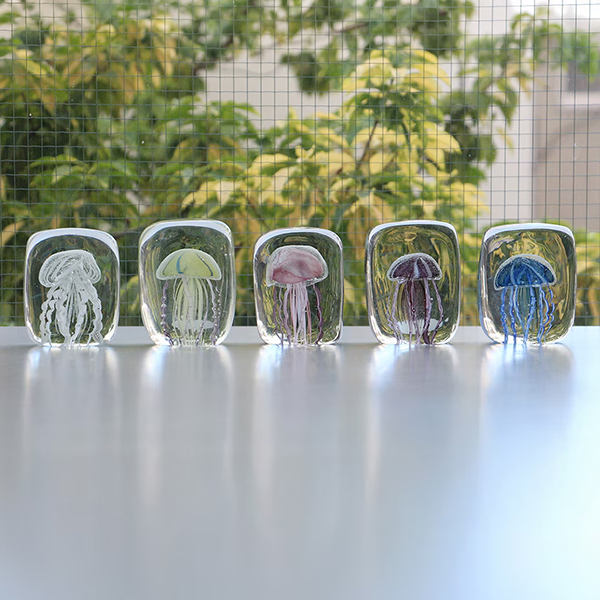 四角い水の中に１匹のクラゲが浮遊しているかのようなガラス製オブジェ