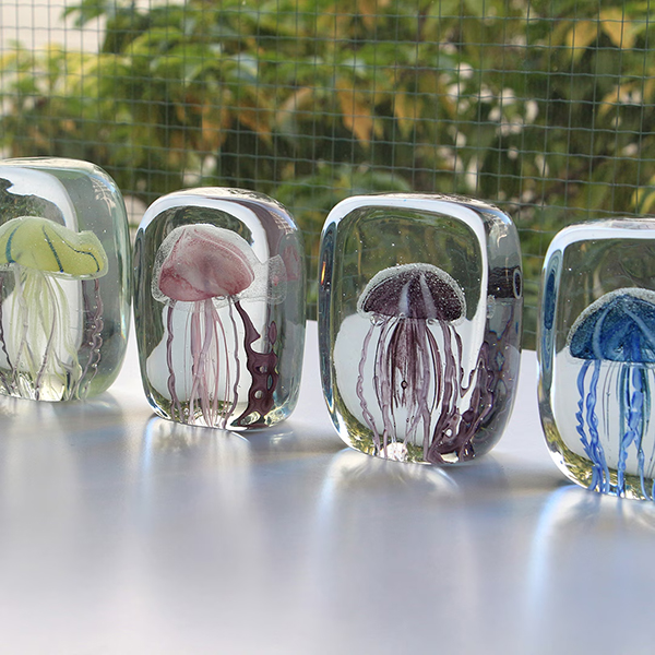 四角い水の中に１匹のクラゲが浮遊しているかのようなガラス製オブジェ