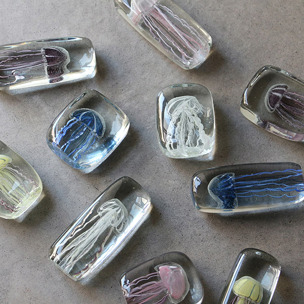 四角い水の中に１匹のクラゲが浮遊しているかのようなガラス製オブジェ