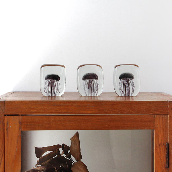 四角い水の中に１匹のクラゲが浮遊しているかのようなガラス製オブジェ