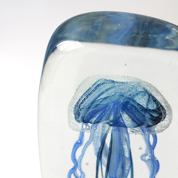 四角い水の中に１匹のクラゲが浮遊しているかのようなガラス製オブジェ