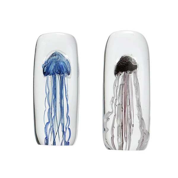 四角い水の中に１匹のクラゲが浮遊しているかのようなガラス製オブジェ