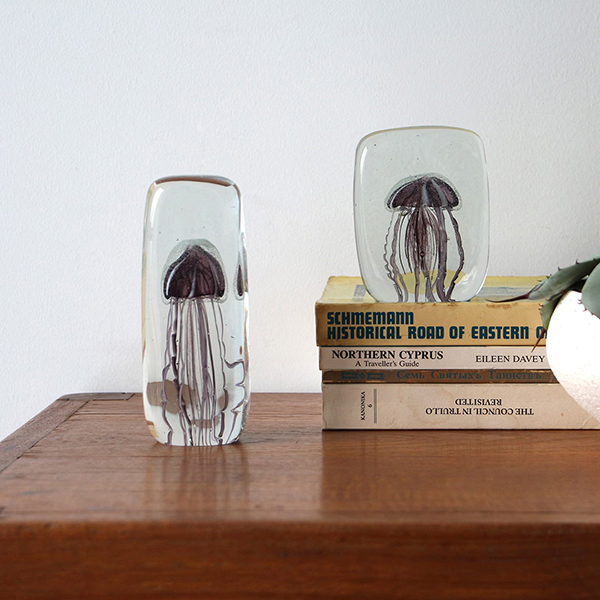 四角い水の中に１匹のクラゲが浮遊しているかのようなガラス製オブジェ