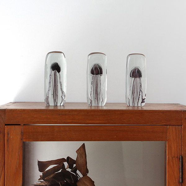 四角い水の中に１匹のクラゲが浮遊しているかのようなガラス製オブジェ