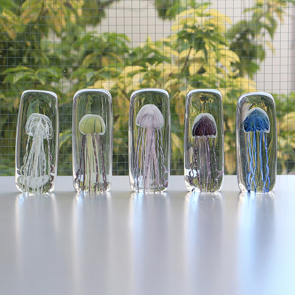 四角い水の中に１匹のクラゲが浮遊しているかのようなガラス製オブジェ