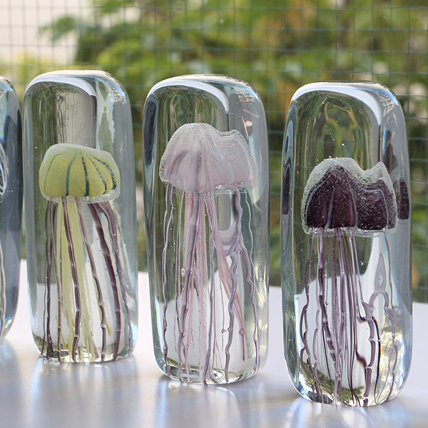 四角い水の中に１匹のクラゲが浮遊しているかのようなガラス製オブジェ