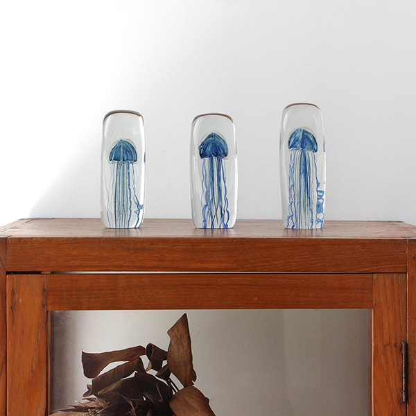 四角い水の中に１匹のクラゲが浮遊しているかのようなガラス製オブジェ