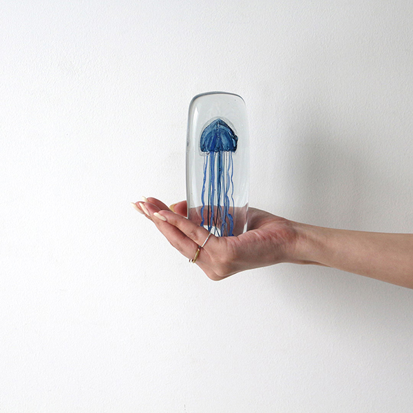 四角い水の中に１匹のクラゲが浮遊しているかのようなガラス製オブジェ