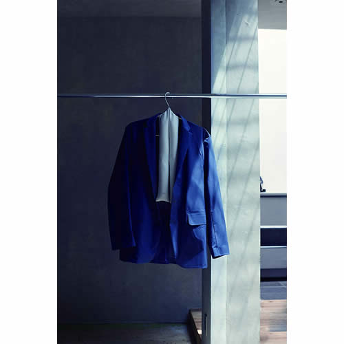 珪藻土をポリエステル糸に練り込んだ消臭性、吸水速乾性に優れた特殊生地製。