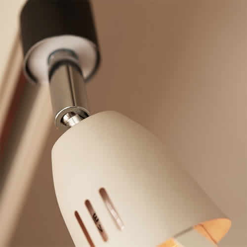 スッキリしたシルエットに親しみのあるシェードはどんなインテリアにもマッチします。