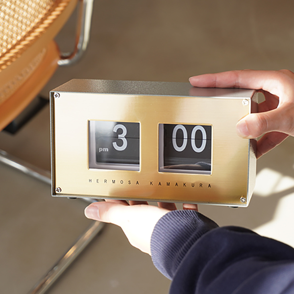 ウッドフレームに加え、スチールフレーム仕様の2色を追加。