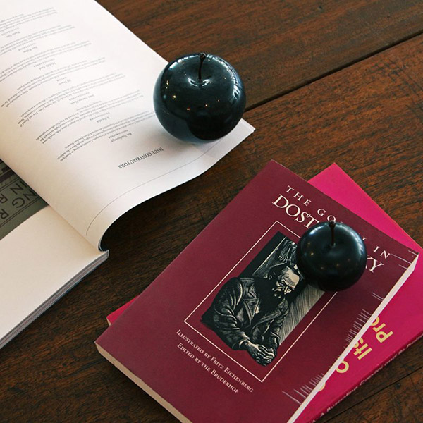 マーブルストーンを削り出して作られたアップルオブジェ。