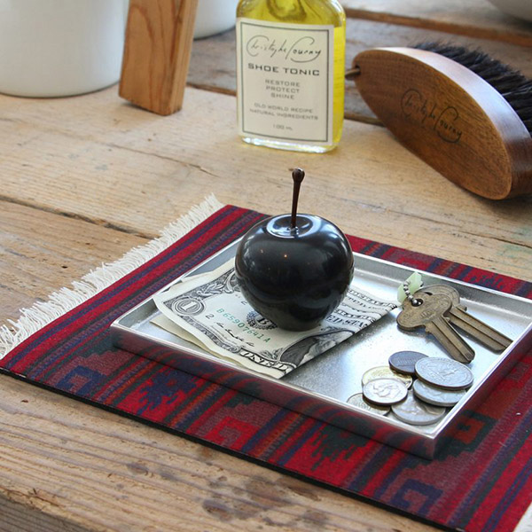 マーブルストーンを削り出して作られたアップルオブジェ。