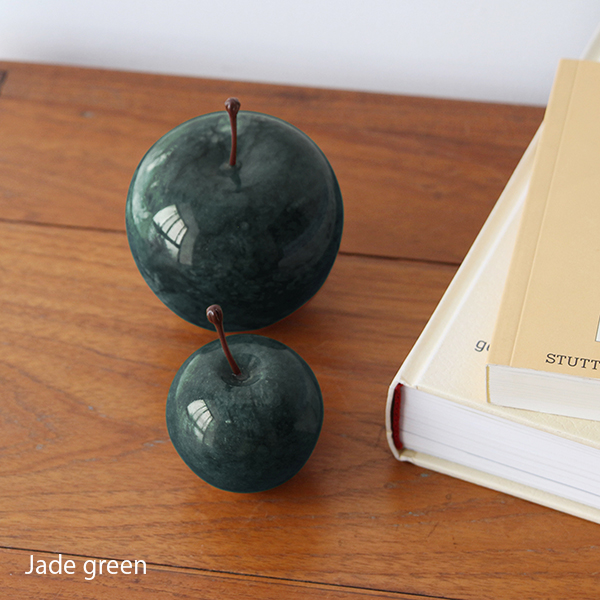 天然のマーブルストーン（大理石）を削り出して作られたアップルオブジェ。