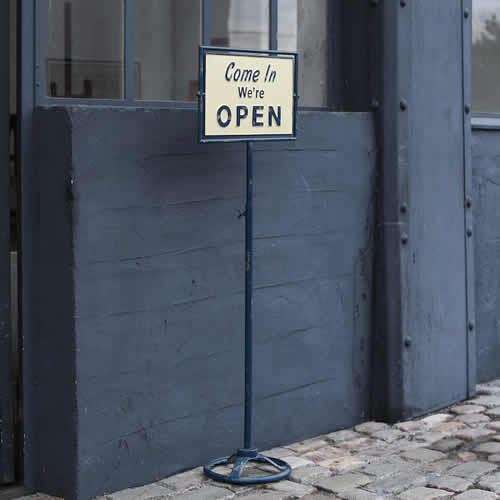 看板部分を回転させることで、OPEN、CLOSEが切り替わります。