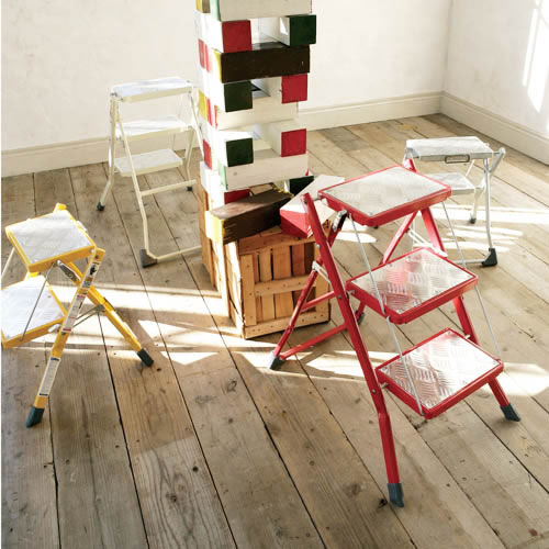 無骨でどっしりとした逞ましい脚立。