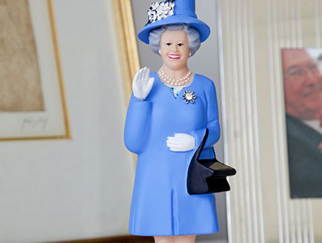 バッグに付いたソーラーパネルに光が当たると、女王陛下のお手振りが見られるオブジェ。