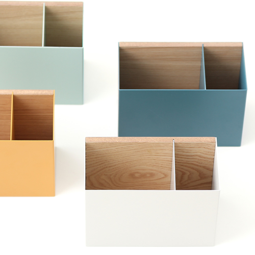 シンプルに、アルミと木の素材の組合せを楽しむリモコンホルダー