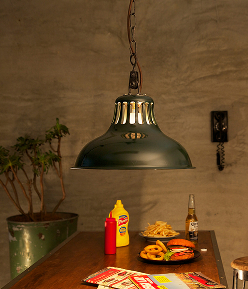 シェード上部のメカニカルなディテールにこだわり