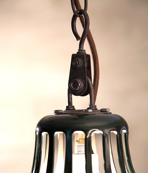 ウエアハウスの重厚な作業用ランプをイメージしました。