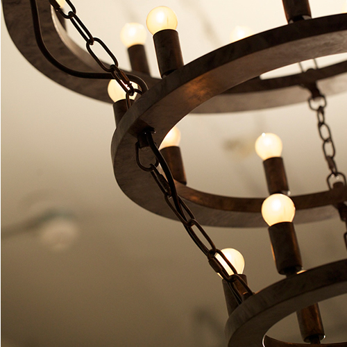 多数の光が直接天井や壁面を照らすことでその反射光が空間全体を柔らかな輝きで包みます。