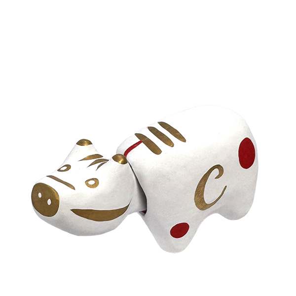 ゆらゆらと首が揺れる可愛らしい牛の張り子人形「赤ベコ」。