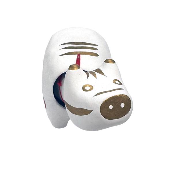 ゆらゆらと首が揺れる可愛らしい牛の張り子人形「赤ベコ」。