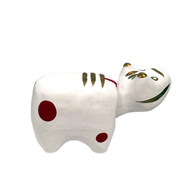 ゆらゆらと首が揺れる可愛らしい牛の張り子人形「赤ベコ」。