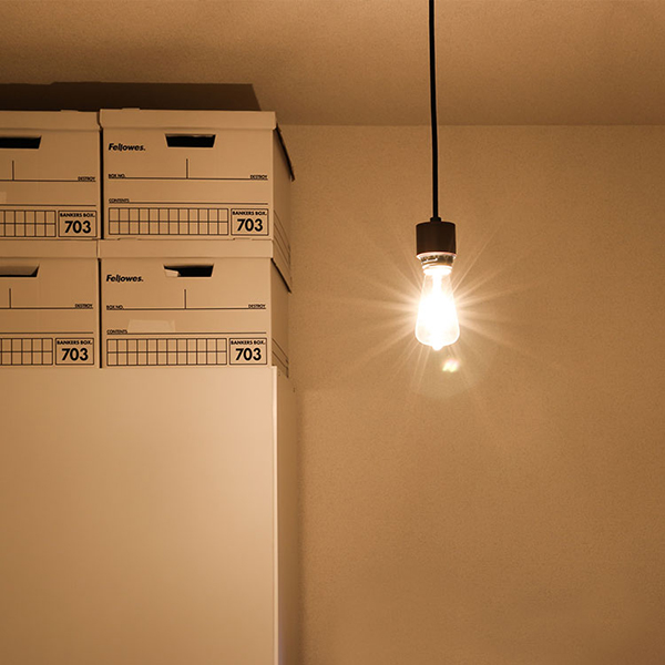 シンプルなデザインの無垢木材を使用したソケットです。