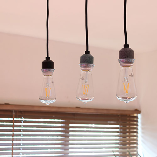 シンプルなデザインの無垢木材を使用したソケットです。