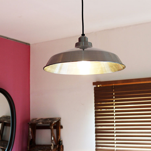 シンプルなデザインの無垢木材を使用したソケットです。