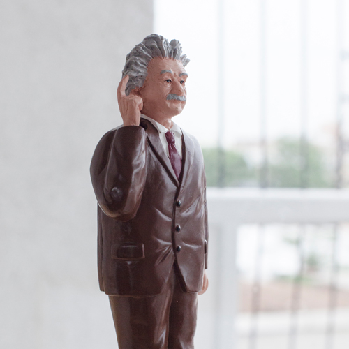 ソーラーパネルに太陽光があたると手を振るアインシュタイン。