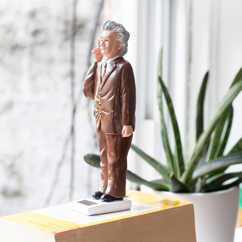 ソーラーパネルに太陽光があたると手を振るアインシュタイン。