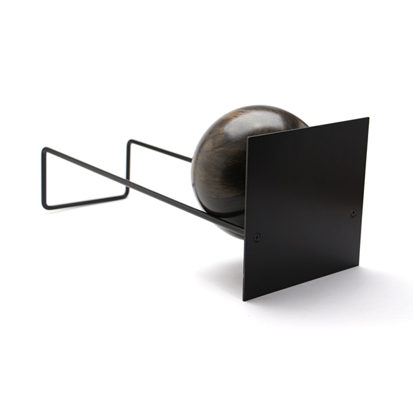 スロープを木製ボールがゆっくり動き本やレコードなどを抑えてくれるブックエンド。