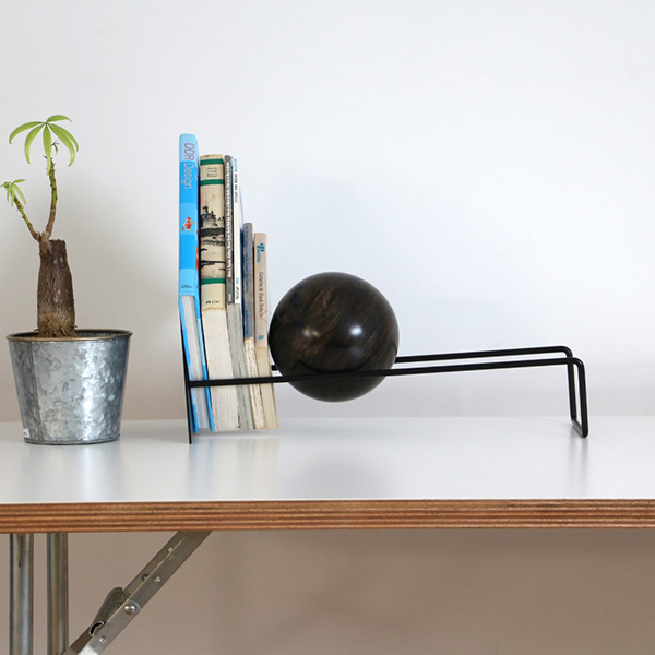 スロープを木製ボールがゆっくり動き本やレコードなどを抑えてくれるブックエンド。