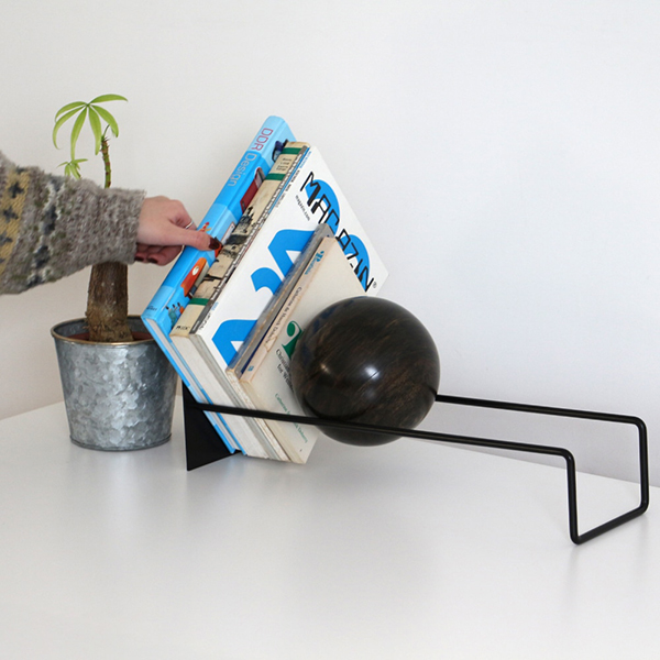 スロープを木製ボールがゆっくり動き本やレコードなどを抑えてくれるブックエンド。