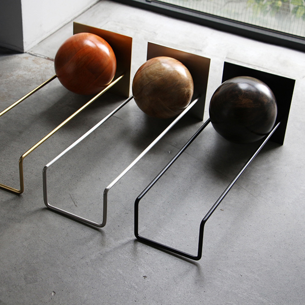 スロープを木製ボールがゆっくり動き本やレコードなどを抑えてくれるブックエンド。