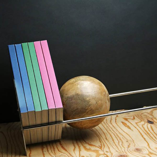 スロープを木製ボールがゆっくり動き本やレコードなどを抑えてくれるブックエンド。