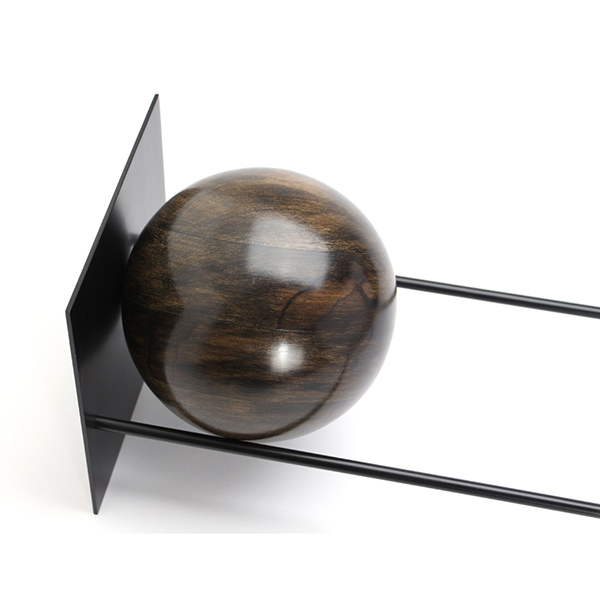 スロープを木製ボールがゆっくり動き本やレコードなどを抑えてくれるブックエンド。