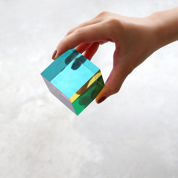 CMYの原色を使用し、キューブに光を通すことで様々な色を再現することができるCMYキューブ。