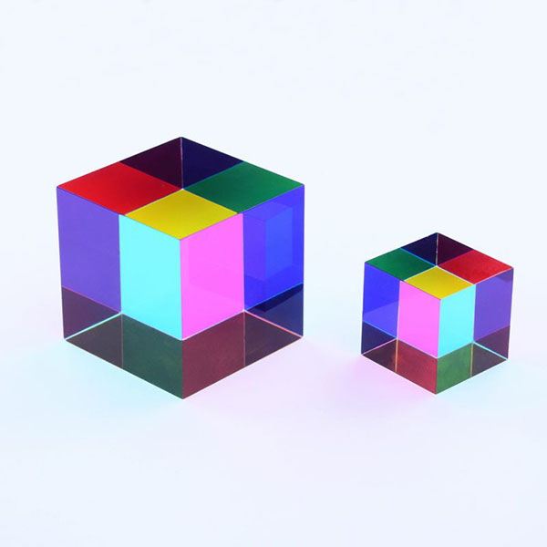 CMYの原色を使用し、キューブに光を通すことで様々な色を再現することができるCMYキューブ。